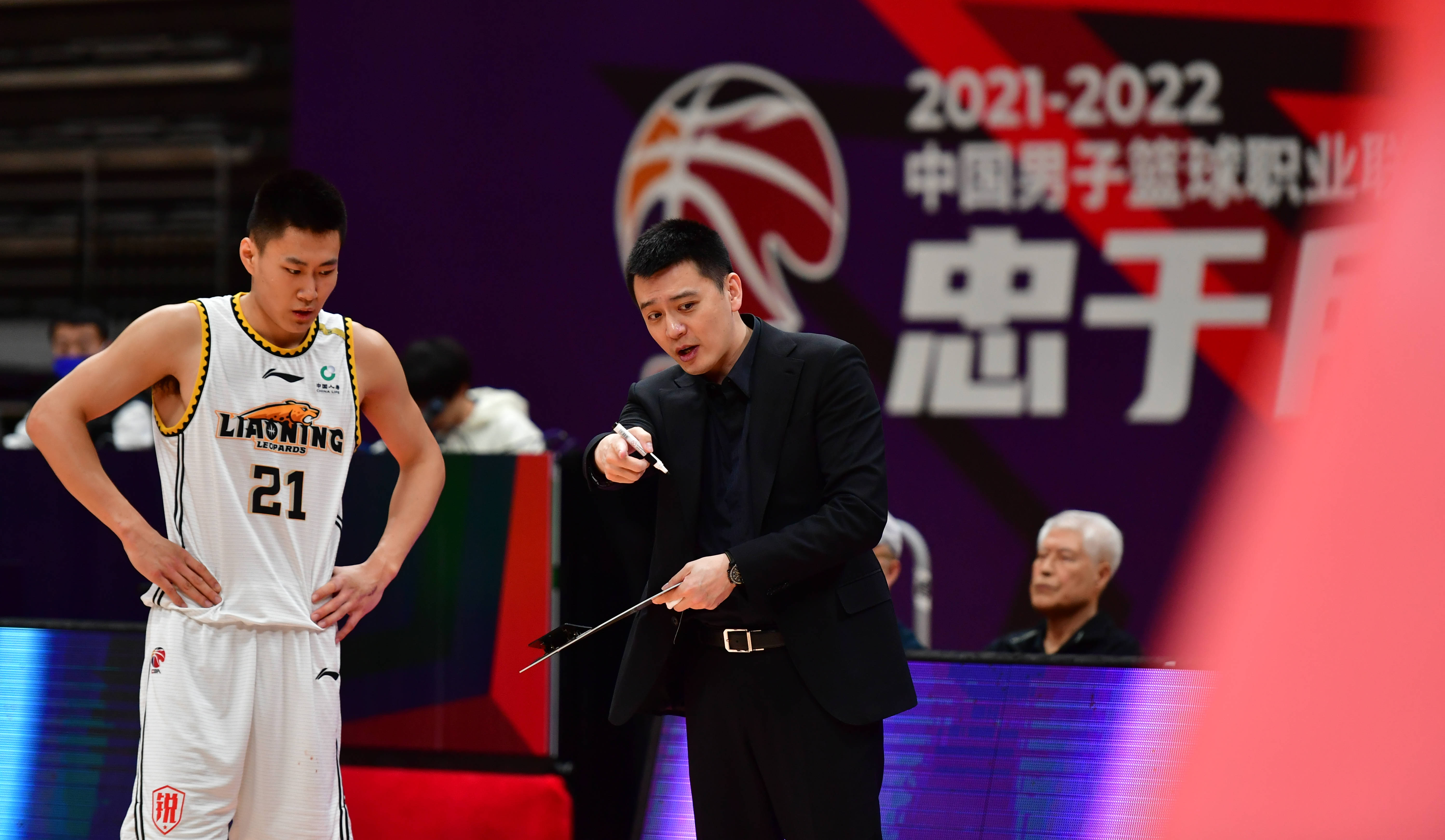 包含辽宁本钢绝杀压哨备战CBA季后赛冲刺阶段密尔沃基雄鹿备战荷甲，这一次真的冲刺阶段广州队调整名单以备西甲的词条